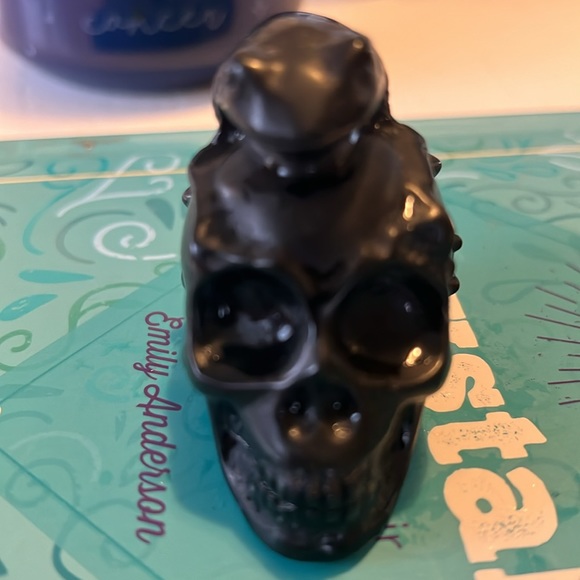 Black Obsidian Skull w/ frog Protection Crystal. - Picture 7 of 7